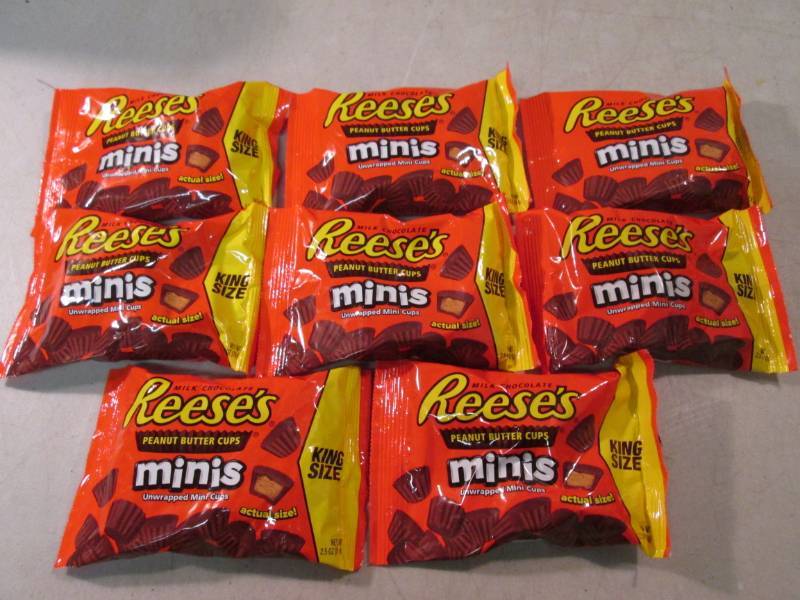 lot 213 image: 8 King Size Bags of Reeses Minis Pe...