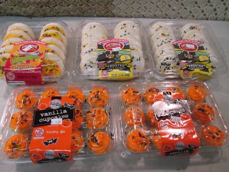 lot 290 image: 5 Packs of Cookies and Cupcakes  B-...
