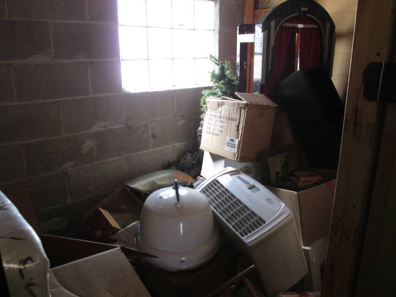 lot 292 image: 5 ft x 7 12 ft Storage Unit Full ...