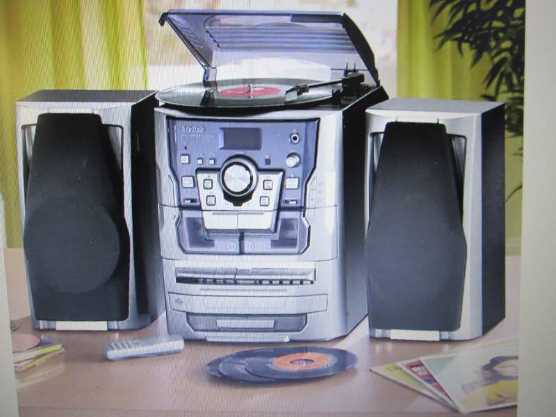 lot 5 image: 6-in-1 Deluxe Turntable, iPodMP3, ...