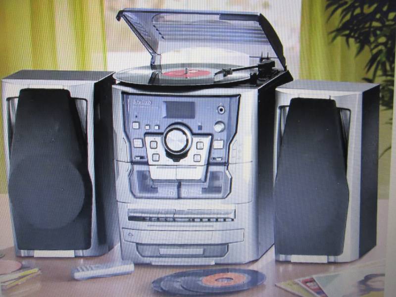 lot 6 image: 6-in-1 Deluxe Turntable, iPodMP3, ...