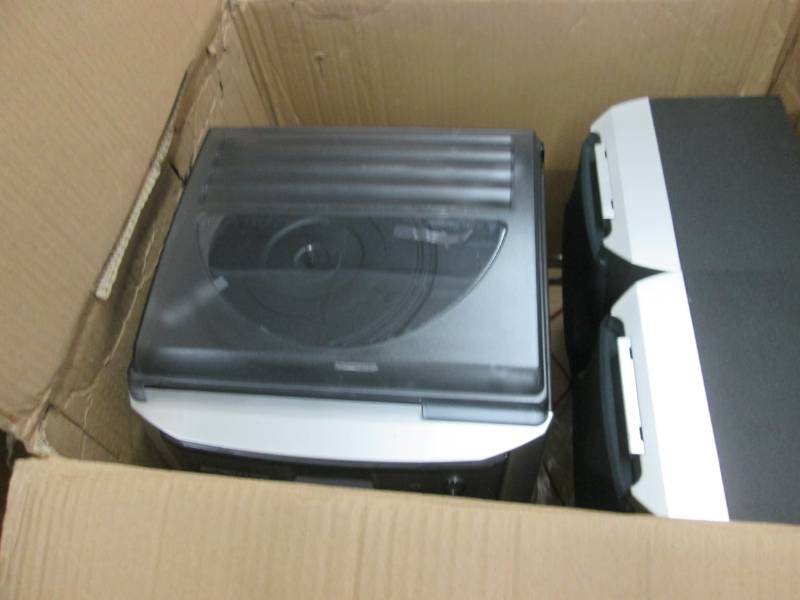 lot 8 image: 6-in-1 Deluxe Turntable, iPodMP3, ...