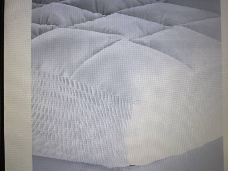 lot 26 image: Bed Tite Mattress Topper Queen open...