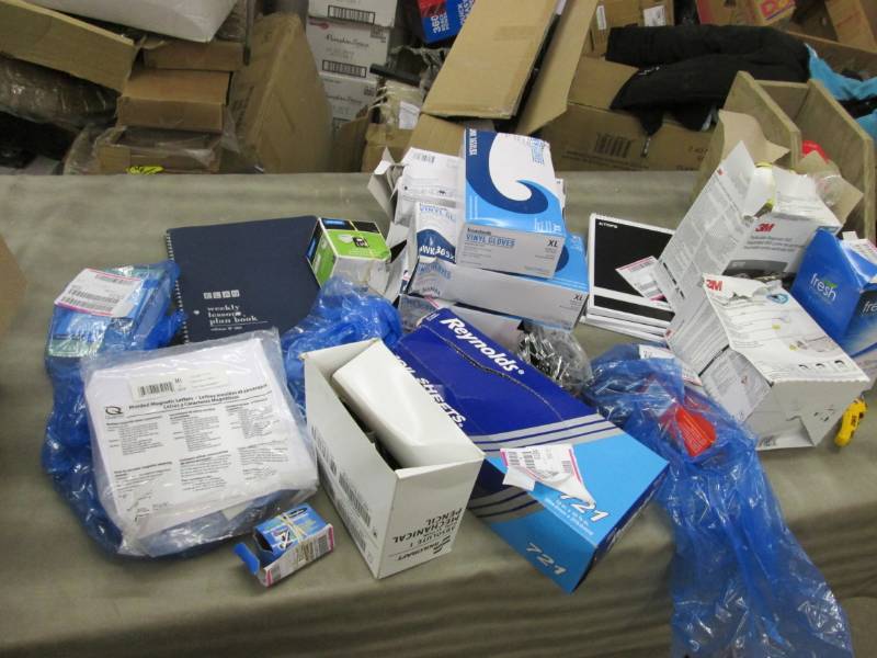 lot 81 image: Mixed Lot, 2 Packs N95 Masks, XL Vi...