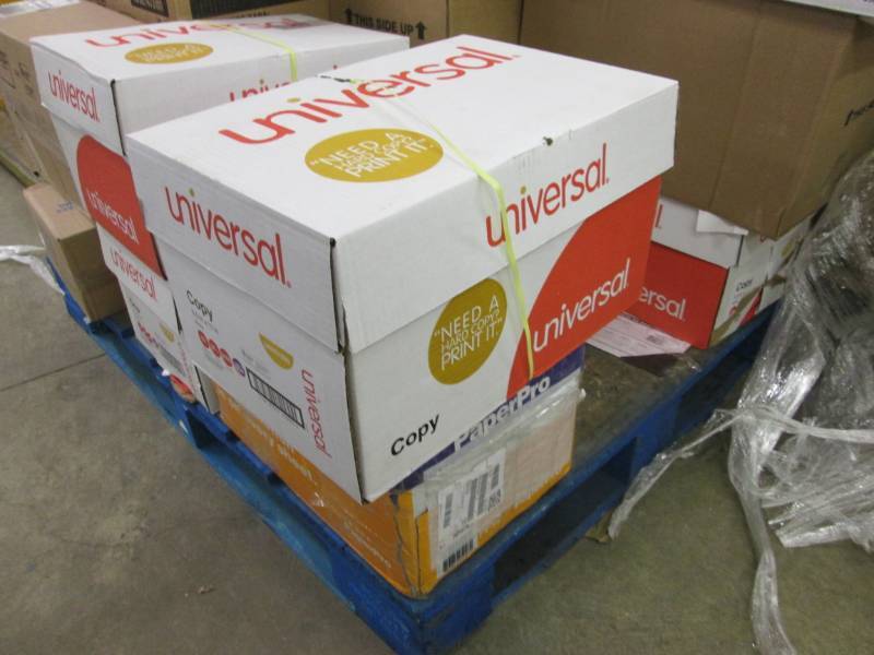 lot 186 image: Case of Universal Copy paper 20 lb ...