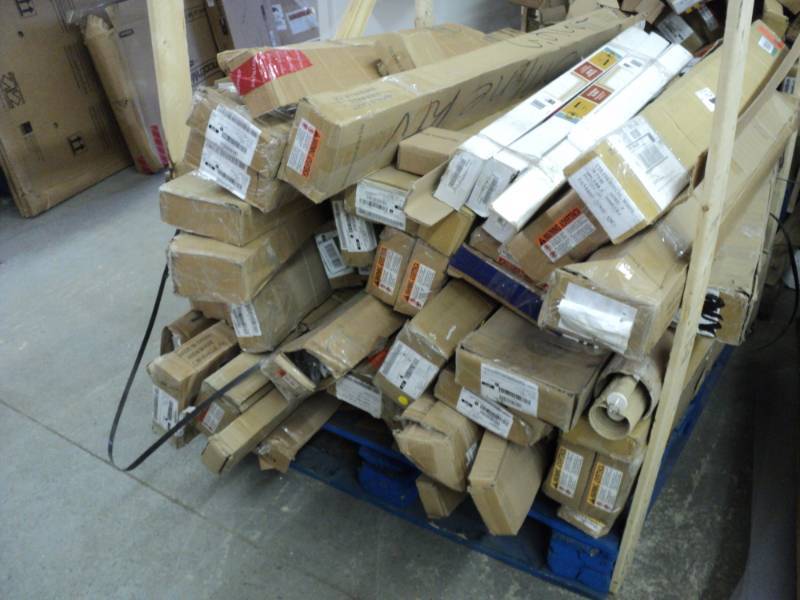 Pallet of Custom Blinds varios widt...