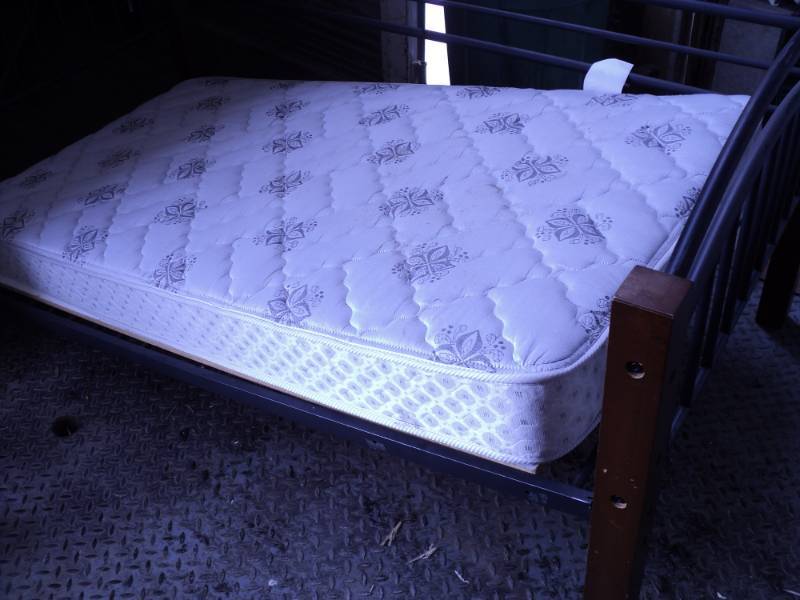 Twin Size Day Bed- bottom frame nee...