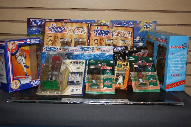lot 8 image: Lot of 14 Misc Baseball Figures