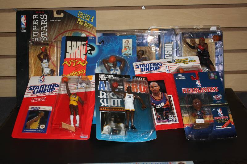 lot 10 image: Lot of 8 Misc Basketball Figures