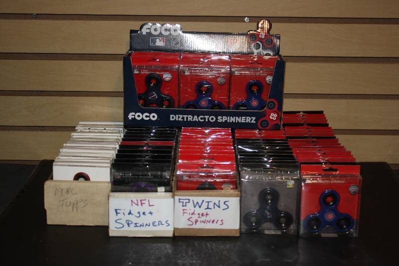 lot 19 image: Lot of 102 Fidget Spinners