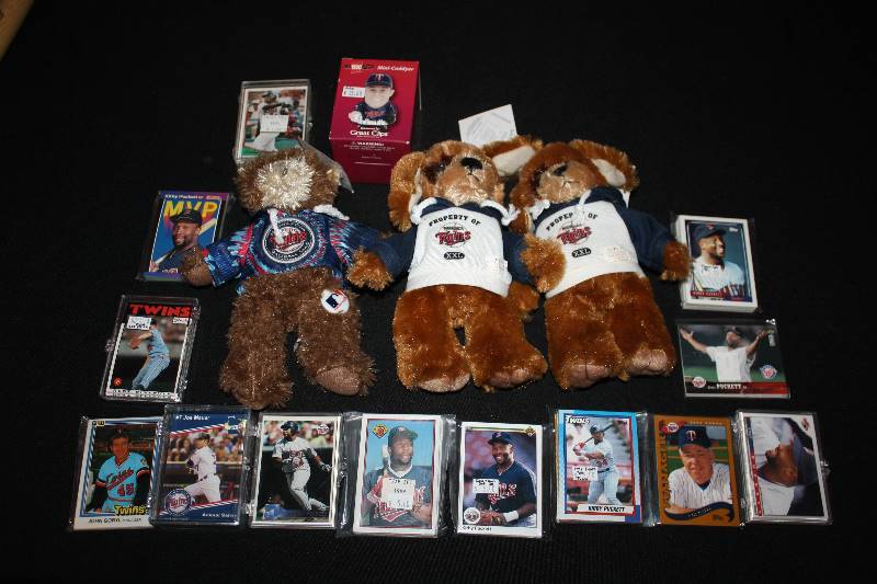 lot 45 image: Lot of 17 Minnesota Twins resale lot