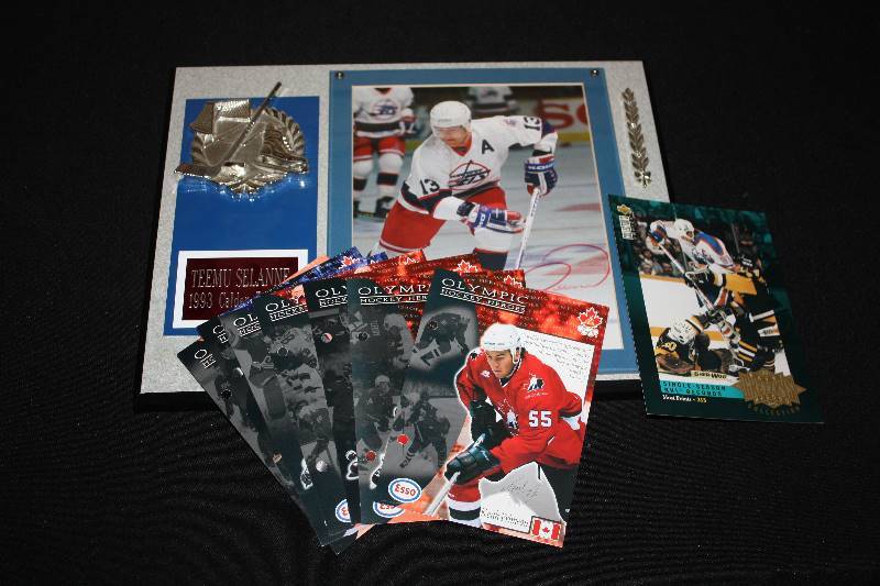 lot 54 image: Hockey Lot Teemu Selanne Plaque and 8 Oversized Cards
