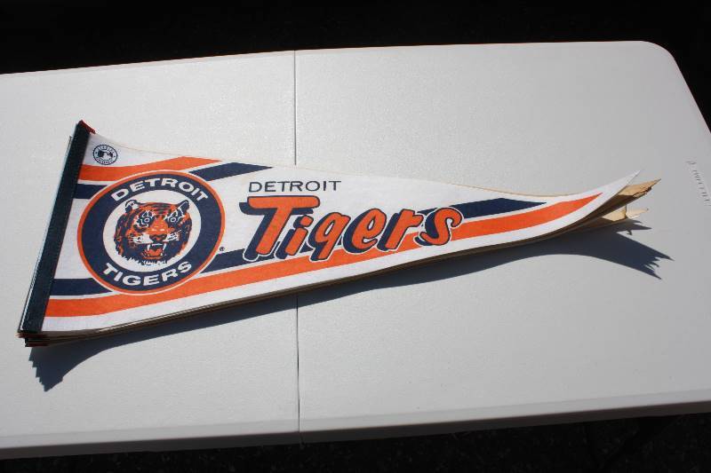 lot 74 image: Lot of 15 MLB Baseball Pennants