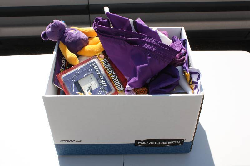 lot 76 image: Lot of 40 Minnesota Vikings Resale Collectibles