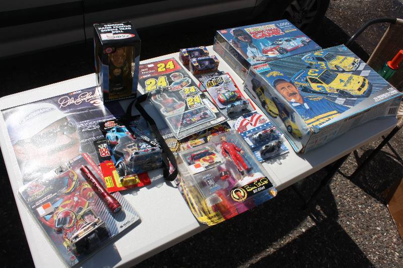 lot 80 image: Lot of 17 Nascar Resale Collectibles
