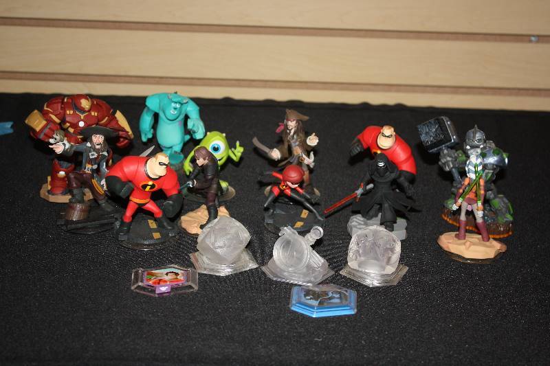 lot 90 image: Lot of 12 Disney Infinity and Skylander Figures With Extras