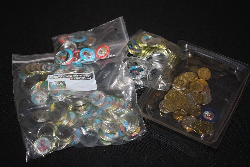 lot 99 image: Large Lot of MLB and NFL Coins and Buttons