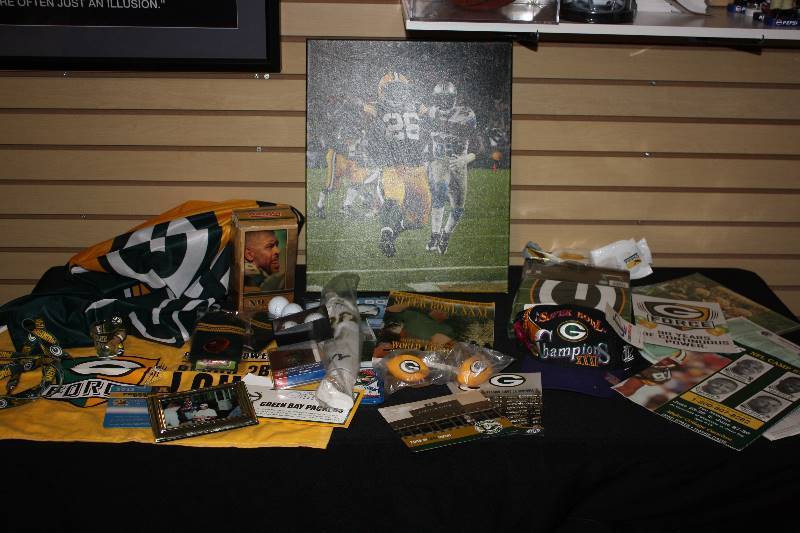 lot 107 image: Huge 30 Green Bay Packers Collectible and Cards Resale Lot