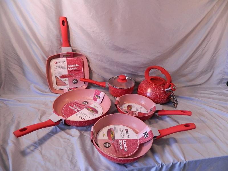 lot 3 image: New Red Marble Stone Pan Set