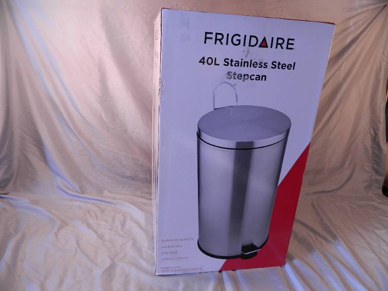 lot 4 image: New Frigidaire 40L Stainless Steel Stepcan