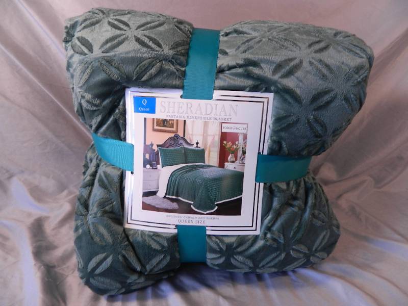 lot 6 image: New Beautiful Queen Sized Reversible Blanket