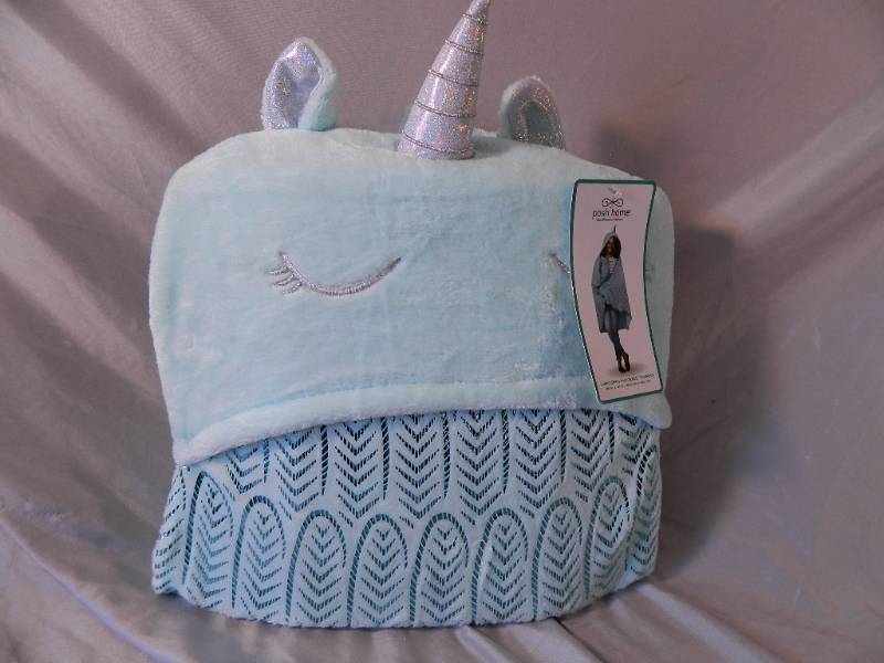 lot 11 image: New Unicorn Hooded Throw