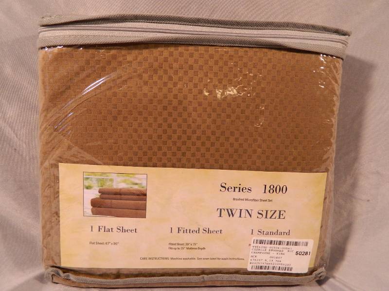lot 47 image: New Twin Sized Brushed Microfiber Sheet Set