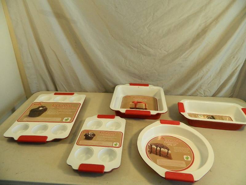 lot 147 image: 5 New Red Baking Pans