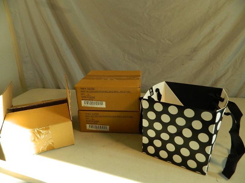 lot 188 image: 15 New Oragami Gift Bags
