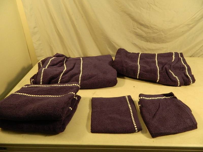 lot 197 image: New Towel Set