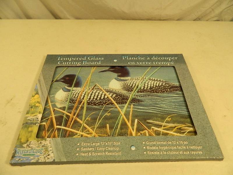 lot 200 image: New Tempered Glass Cutting Board