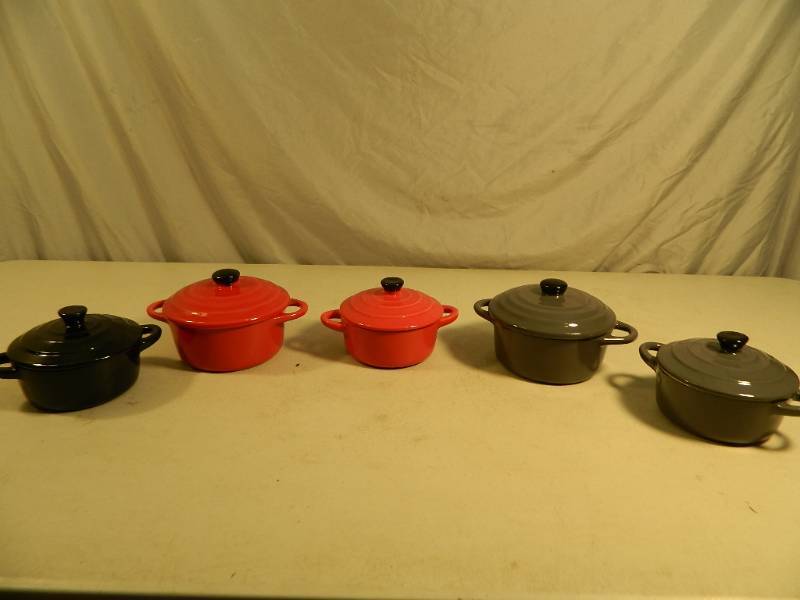 lot 204 image: 5 New Mini Dutch Oven Style Dishes