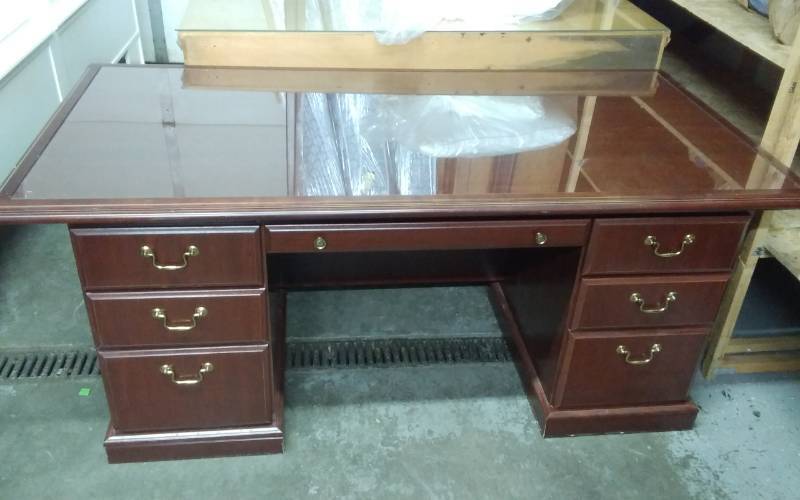 Large Executive Desk With Glass Top 36x72x30 Includes Executive