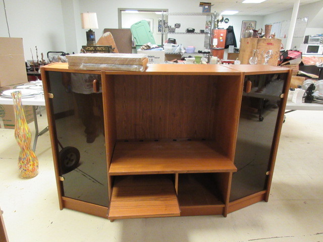 lot 601 image: ENTERTAINMENT CENTER