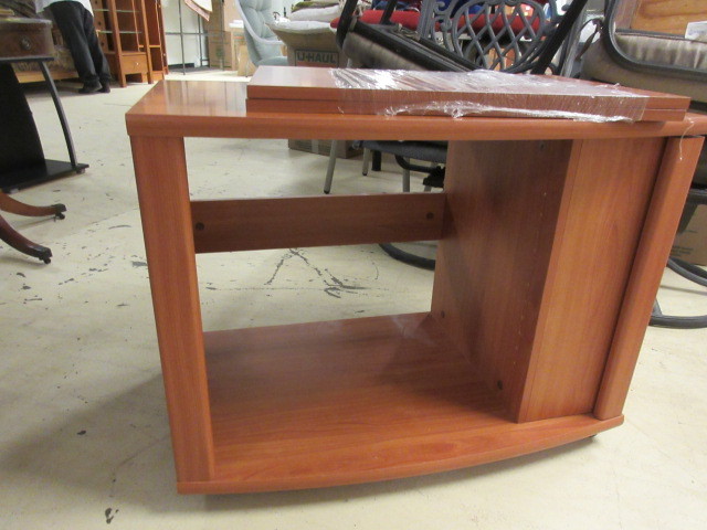 lot 604 image: PORTABLE TV STAND