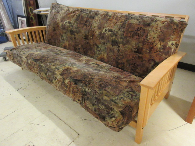 lot 605 image: FUTON
