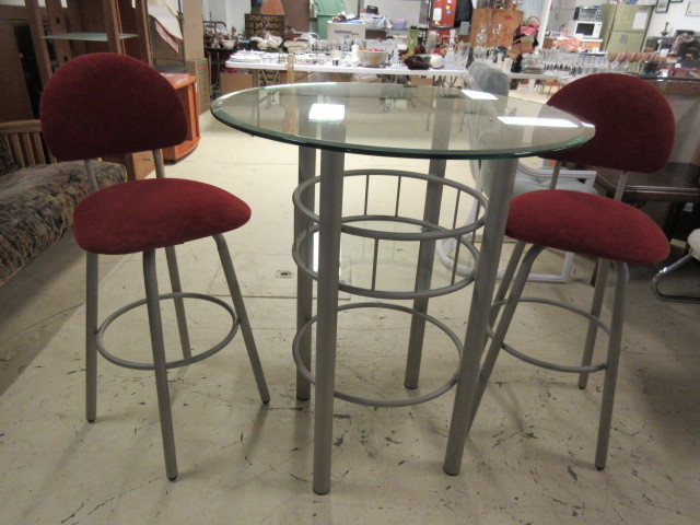 lot 606 image: GLASS TOP PUB TABLE SET