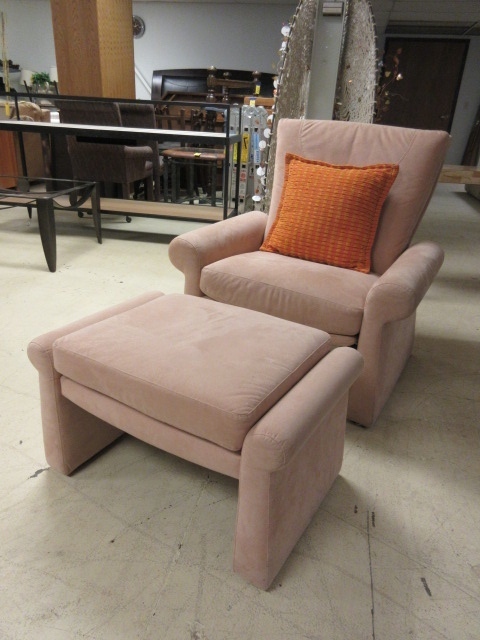 lot 611 image: DELLAROBIA RECLINING CHAIR