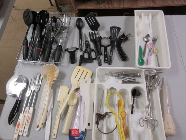 lot 630 image: LARGE LOT OF KITCHEN UTENSILS AND GADGETS