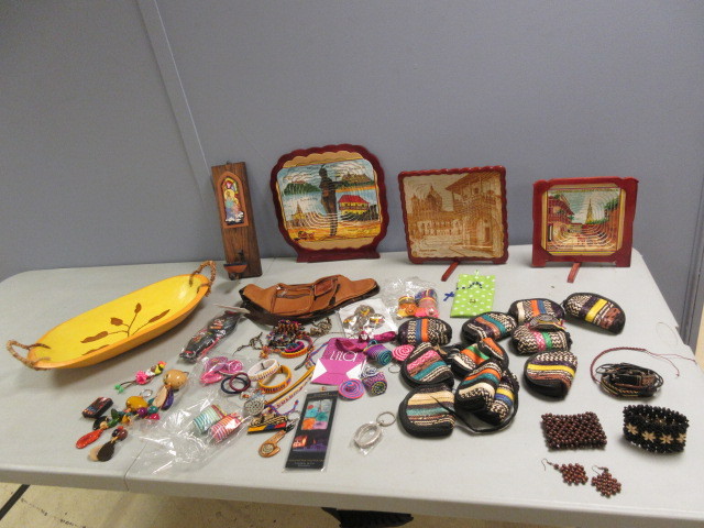 lot 640 image: COLUMBIAN HANDICRAFTS