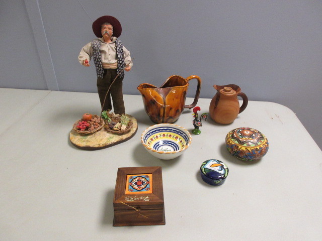 lot 650 image: MEXICAN AND LATIN HANDICRAFT ART