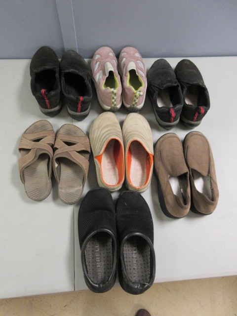 lot 652 image: MERRILL SHOES SIZE 7-7.5