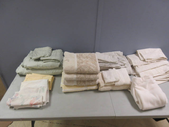 lot 661 image: TOWELS AND SHEETS BATH WRAP