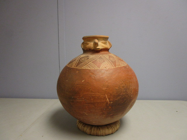 lot 702 image: SOUTH AMERCAN TERRA COTTA JUG WITH STAND