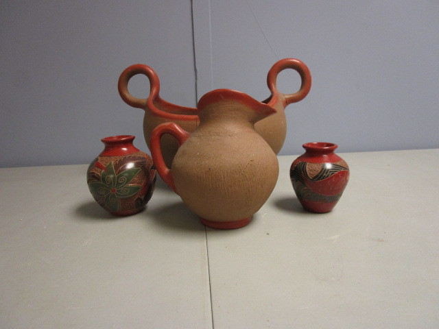 lot 709 image: COLUMBIAN POTTERY