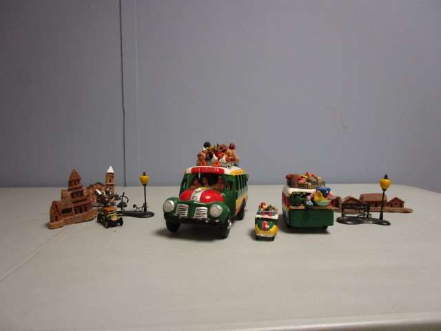 lot 719 image: FIGURINES DEPICTING THE CITY