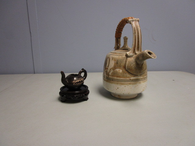 lot 723 image: TEAPOTS