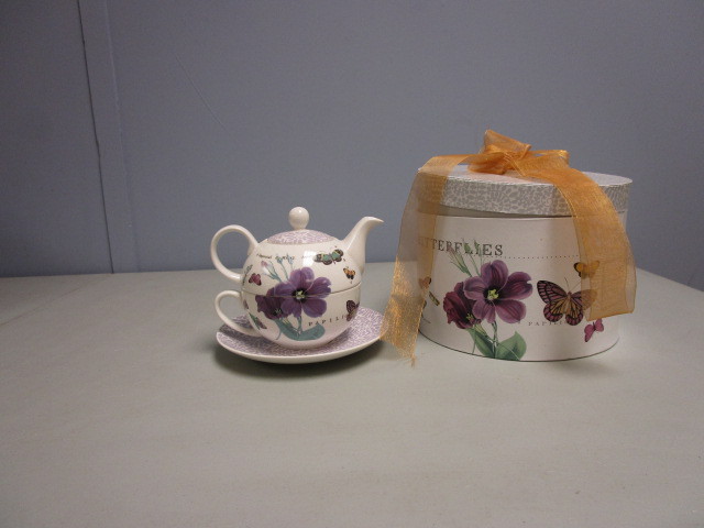 lot 725 image: BARNES & NOBLE TEA SERVICE