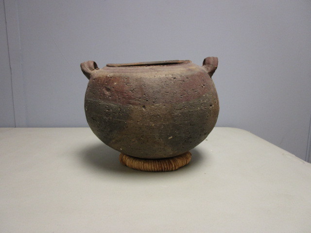 lot 730 image: COLUMBIAN POT WITH STAND
