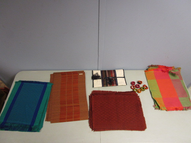 lot 733 image: ASSORTED COLORFUL PLACEMATS, NAPKINS, NAPKIN RINGS